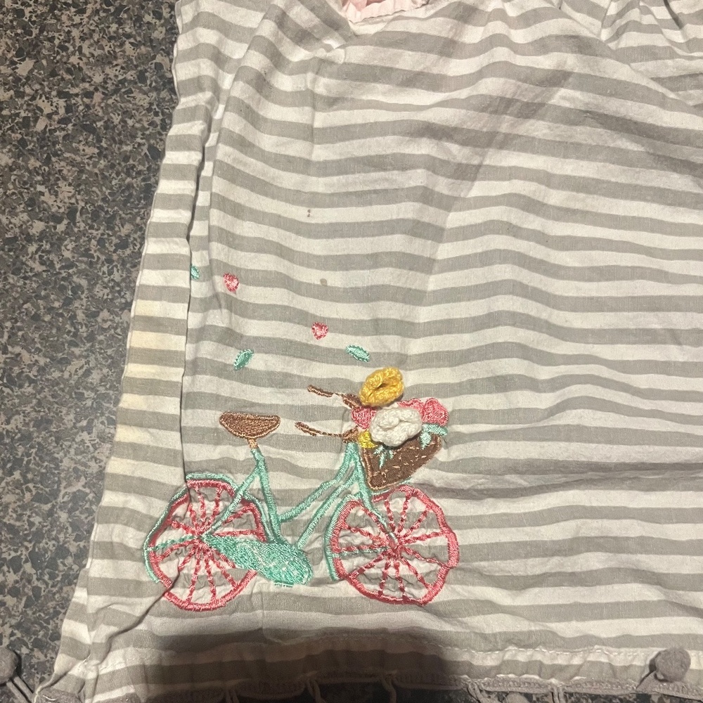 B 9     Child Ruffle Apron - Picture 4 of 5